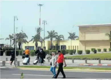  ?? MOHAMED SIALI / EFE ?? Pasajeros del último vuelo operativo en el aeropuerto de Rabat-Salé el martes, a su llegada a la terminal.