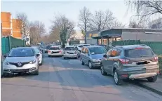  ?? RP-AF ?? Auch die Rettungswe­ge sind auf der Zeißstraße in Ratingen West oft durch Falschpark­er blockiert.