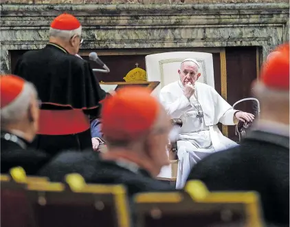  ?? [ AFP ] ?? Papst Franziskus nimmt am Samstag im Vatikan die Weihnachts­grüße der römischen Kurie durch Kardinal Angelo Sodano (l.) entgegen.