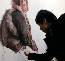  ??  ?? 1
Artist Tang
Wei Min works on one of his newest paintings.