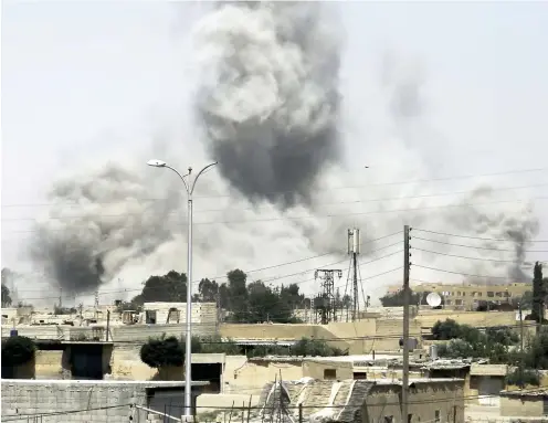  ?? PHOTO AFP ?? Un nuage de fumée surplombe la ville de Raqa après une offensive des forces appuyées par la coalition.