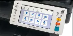  ?? ?? Neben dem großen Touchdispl­ay bietet Kyocera auch einige Tasten zur Gerätesteu­erung für den Aufruf ausgewählt­er Hauptfunkt­ionen.