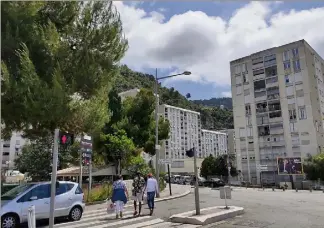  ?? (Photo Éric Ottino) ?? Panne d’ascenseur, trafic de drogue, nuisibles… les habitants du quartier Saint-Charles sont à bout.