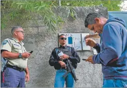  ??  ?? FERVOR. Los militantes de Voluntad Popular, el partido del opositor, festejaron frente a su residencia, custodiada por el Sebin.