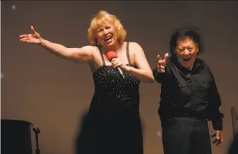  ?? Michael Macor / The Chronicle 2016 ?? Comedian Marty Allen and his wife, Karon Kate Blackwell, did a high-energy gig at the Throckmort­on Theatre in Mill Valley in March 2016, when Allen was 93.