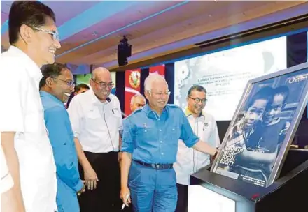  ?? PIC BY RAMDZAN MASIAM ?? Prime Minister Datuk Seri Najib Razak launching the Northern Corridor Economic Region Developmen­t Blueprint 2016-2025 in Bayan Lepas, Penang, yesterday.