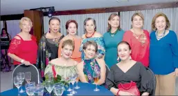  ??  ?? De pie: Martha Vargas, Clarita Sánchez, Mercedes de Hidalgo, Graciela de Peñaranda, Mary de Rodríguez, Gladys de Assaf y Betsy de Cuadros. Sentadas: Stella Carrasco, Beatriz Blanco y Amanda Ramírez.