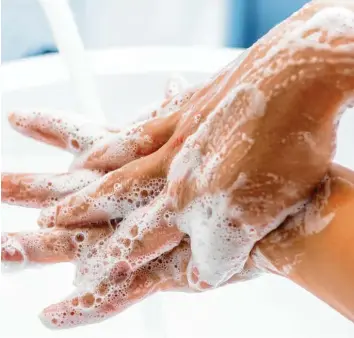  ?? Foto: Racle Fotodesign - stock.adobe.com ?? Viele Experten raten in Zeiten des Coronaviru­s dazu, sich immer gründlich die Hände zu waschen. Auch andere Hygienemaß­nahmen helfen, sich vor dem Virus zu schützen.