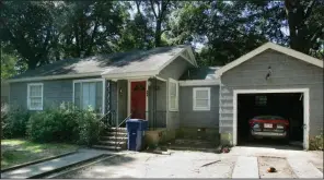  ?? (Arkansas Democrat-Gazette file photo) ?? A 2006 file photo shows the Cogdell home in Camden, where 11-year-old Kaylee Cogdell was killed and her 12-year-old brother, Thomas, arrested and charged with murder. The crime is the subject of an episode of the Wrongful Conviction­s podcast.