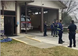  ?? JIM SMITH — DAILY DEMOCRAT ?? Woodland police gather informatio­n outside Fire Station No. 2 on South West Street, where a man apparently tried to commit suicide Sunday morning.