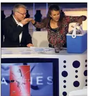  ??  ?? Retrouvail­les. Laurent Ruquier fait un baise-main à Nicole Ferroni, cette enseignant­e de formation que l’animateur avait révélé au grand public en tant qu’humoriste dans son émission « On n’demande qu’à en rire » sur France  en .