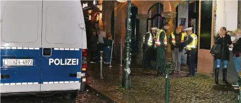  ?? RP-FOTOS: GERHARD BERGER ?? Gemeinsame Kontrolle von Zoll und Polizei: An der Liefergass­e wurde eine Sisha-Bar überprüft.