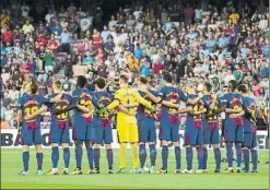  ?? FOTO: MANEL MONTILLA ?? Minuto de silencio El Barça-Betis estuvo bajo amenaza