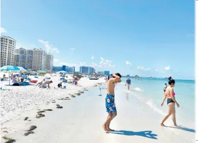  ?? foto: AFP ?? PASEO. La gente acudió ayer a Clearwater Beach en el área de Tampa Bay, Florida, ya que la playa se abrió oficialmen­te al público.