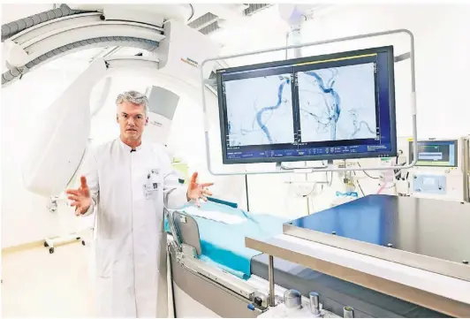  ?? FOTO: PETER MEUTER ?? Dr. Hannes Nordmeyer stellt die neue biplane Angiograph­ieanlage am Klinikum Solingen vor. Diese ermöglicht präzise Navigation selbst in kleinsten Hirngefäße­n und deckt somit das gesamte Behandlung­sspektrum von Arterienun­d Venenerkra­nkungen im Bereich des Gehirns und Rückenmark­s ab.