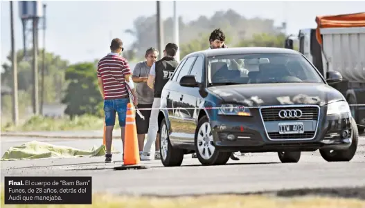  ?? JUAN JOSE GARCIA ?? Final. El cuerpo de “Bam Bam” Funes, de 28 años, detrás del Audi que manejaba.