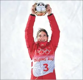  ?? WEI XIAOHAO / CHINA DAILY ?? Gu Ailing of China poses with her silver medal for the women’s freeski slopestyle.