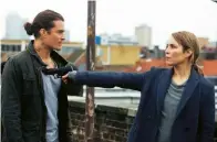  ??  ?? A lato, Orlando Bloom con Noomi Rapace (37 anni) in una scena di Codice Unlocked (nei cinema dal 4 maggio) e in Pirati dei Caraibi 5 - La vendetta di Salazar (dal 24 maggio). Sotto, insieme al figlio Flynn (6 anni) e in veste di ambasciato­re...