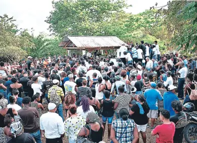  ?? FOTOS: ISMAEL VALERIO ?? Cientos de amigos y familiares presentes en la sepultura de Don Rafa.