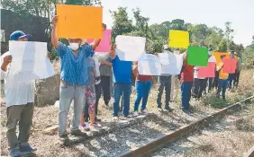  ??  ?? La Guardia Nacional ingresó a la comunidad de Estación Mogoñé, en San Juan Guichicovi, para resguardar a un equipo de topógrafos, pero los campesinos pidieron que se retiraran.