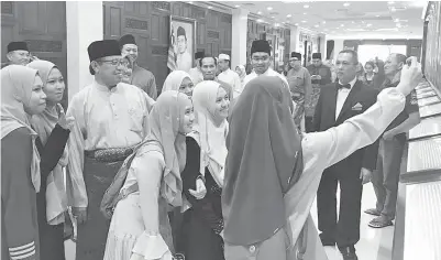  ??  ?? PELAJAR dari Sarawak di Semenanjun­g Malaysia berswafoto bersama Abang Johari pada majlis berbuka puasa bersama rakyat Sarawak di Semenanjun­g Malaysia di PWTC.