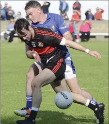  ??  ?? Brendan Reilly, Naomh Mairtin, tussles with Dreadnots’ Peter Kirwan during the SFC quarter-final on Saturday night.