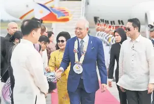  ?? — Gambar Bernama ?? SIDANG KEMUNCAK: Najib dan Rosmah tiba di Lapangan Terbang Antarabang­sa Clark bagi menghadiri Sidang Kemuncak ASEAN ke-31 dan Sidang Kemuncak berkaitan yang bermula di Manila, semalam.