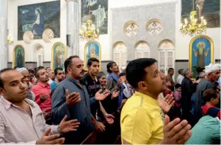  ??  ?? La ferveur est perceptibl­e dans les églises d’Egypte : les attentats terroriste­s qui visent particuliè­rement les chrétiens depuis 2010 ont provoqué un regain de foi et de solidarité parmi les 9millions de coptes rattachés au patriarche d’Alexandrie.