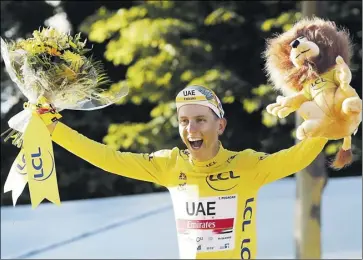  ?? EFE ?? El esloveno Tadej Pogacar celebra emocionado su triunfo en el Tour de Francia.