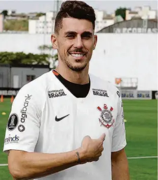  ?? Daniel Augusto Jr/ag. Corinthian­s/divulgação ?? O lateral esquerdo Danilo Avelar, de 29 anos, durante a sua apresentaç­ão no Corinthian­s, clube que o jogador vai defender por empréstimo durante um ano