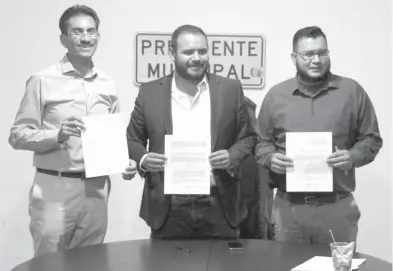  ??  ?? Se firma convenio con DICONSA de parte del alcalde de Madero, Jonhatan Ávalos Rodríguez.
