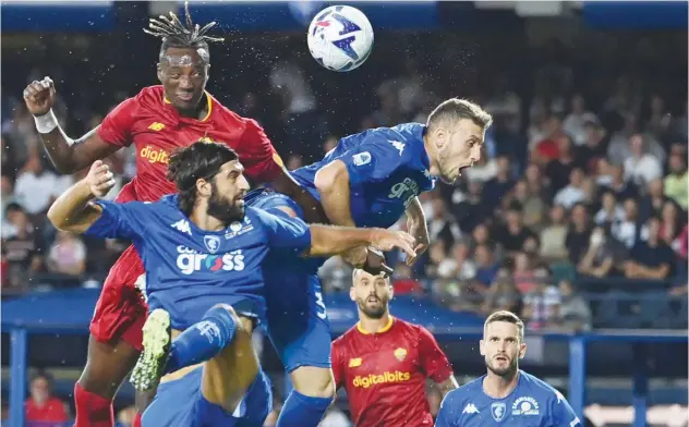  ?? Age r ?? ±
AS Roma’s Tammy Abraham (left) vies for the ball with Empoli’s Sebastiano Luperto and Ardian Ismajli during their match on Monday.