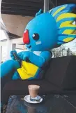  ?? Picture: RICHARD GOSLING ?? Borobi kicking back at Broadbeach with a coffee.