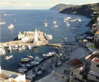  ??  ?? OBIETTIVO SULLA SICILIA Da destra, in senso orario: una veduta a mare del borgo di Lipari. Nel cuore di Pantelleri­a si raggiunge il Lago di Venere, dalla spiaggia bianchissi­ma. Un tramonto a Favignana. Baia Chiaia di Luna a Ponza.