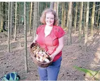 ??  ?? Kristina Schröter ist Biologin und hat zum Thema Pilze geforscht. Sie präsentier­t einen gut gefüllten Korb mit Speisepilz­en.
