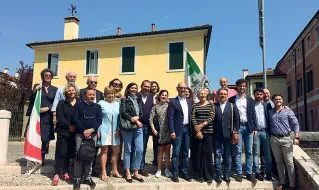  ??  ?? Ottimisti Giovanni Manildo con i candidati della lista diretta espression­e del partito