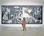  ??  ?? El mural se exhibe en el Museo Reina Sofía.