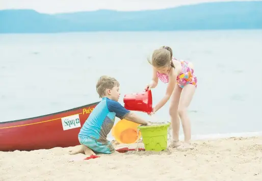  ??  ?? La première chose qui nous frappe lorsque l’on arrive sur le site, c’est l’immense plage sablonneus­e qui se déroule sur les bords du lac.