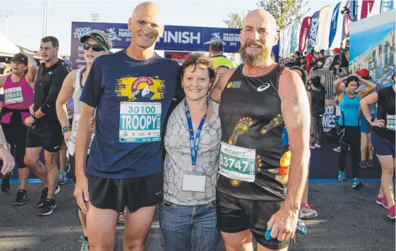  ?? Picture: JERAD WILLIAMS ?? Lee Troop with his mum, Debbie, and dad, Joe at the finish line for the 10km race on Saturday.