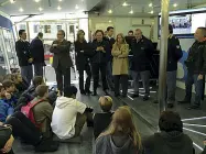  ??  ?? La campagna Il truck della polizia in piazza con gli studenti