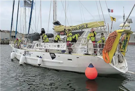  ?? PHOTO : OUEST-FRANCE | ?? L’équipage d’Under The Pole IV – Deeplifees­t, est parti ce samedi 17 février sous les applaudiss­ements du public .