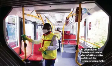  ??  ?? In öffentlich­en Verkehrsmi­tteln ist das Infektions­risiko auf Grund der Temperatur­en erhöht.