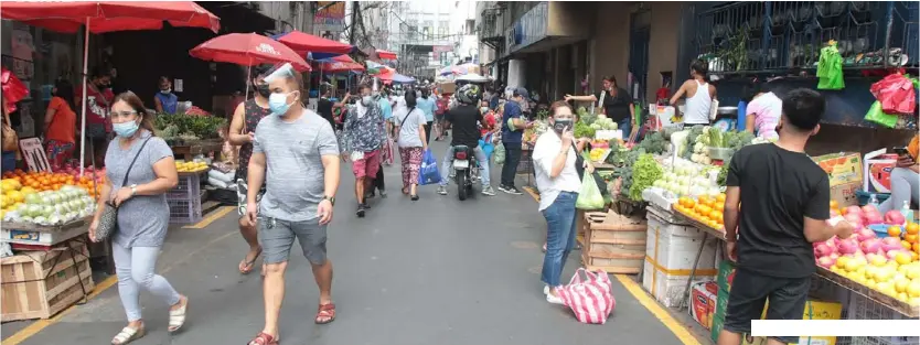  ?? PHOTOGRAPH BY JOEY SANCHEZ MENDOZA FOR THE DAILY TRIBUNE ?? WITHOUT the usual crowd of shoppers, Divisoria under MECQ appears more ‘breathable’ like this shot of Sta. Elena street Tuesday.