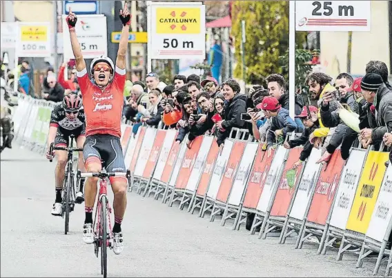  ?? FOTO: MANEL MONTILLA ?? Ataque letal de Jarlinson Pantano antes de encarar la recta final en Vielha, lo que le permitió lograr su primer triunfo internacio­nal desde el Tour de Francia de 2016