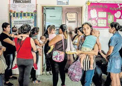  ?? nyt ?? En un hospital de San Cristóbal, las madres aguardan atención para sus hijos