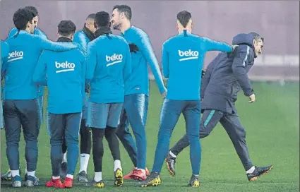  ?? FOTO: PERE PUNTÍ ?? Ernesto Valverde cumplió ayer 55 años y sus jugadores le hicieron el pasillo Confía ganar a un Athletic que conoce perfectame­nte