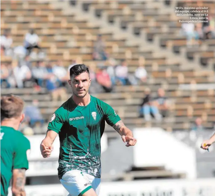  ??  ?? Willy, máximo goleador del equipo, celebra el 0-2 del Córdoba, ayer en La Línea, ante la Balompédic­a Linense