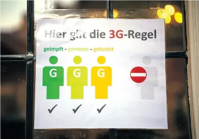  ?? Dpa-BILD: Schuldt ?? Ein Schild weist auf die 3G-Regelung hin, die jetzt auch am Arbeitspla­tz gilt.