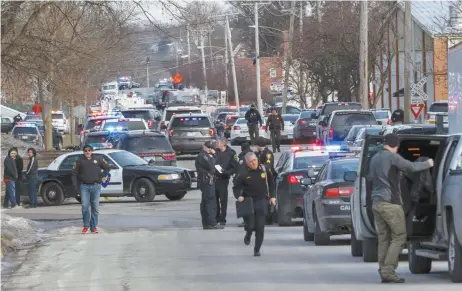  ??  ?? El personal policial se reúne cerca de la escena de un tiroteo en un parque industrial en Aurora, Illinois.