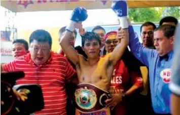  ?? DONG SECUYA/PHILBOXING.COM ?? Filipino boxer Marlon "Nightmare" Tapales (left photo) of Cebu's RWS Stable looks on after knocking out defending Thai champion Pungluang Sor Singyu in the 11th round during their WBO bantamweig­ht championsh­ip bout yesterday afternoon in Ayutthaya,...